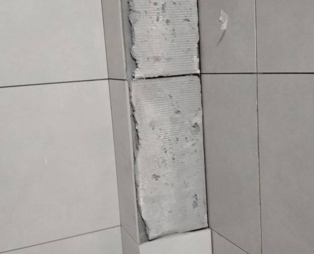 虎林瓷砖空鼓维修公司分享下瓷砖施工前基层浇水润湿程度不足，可能导致以下问题